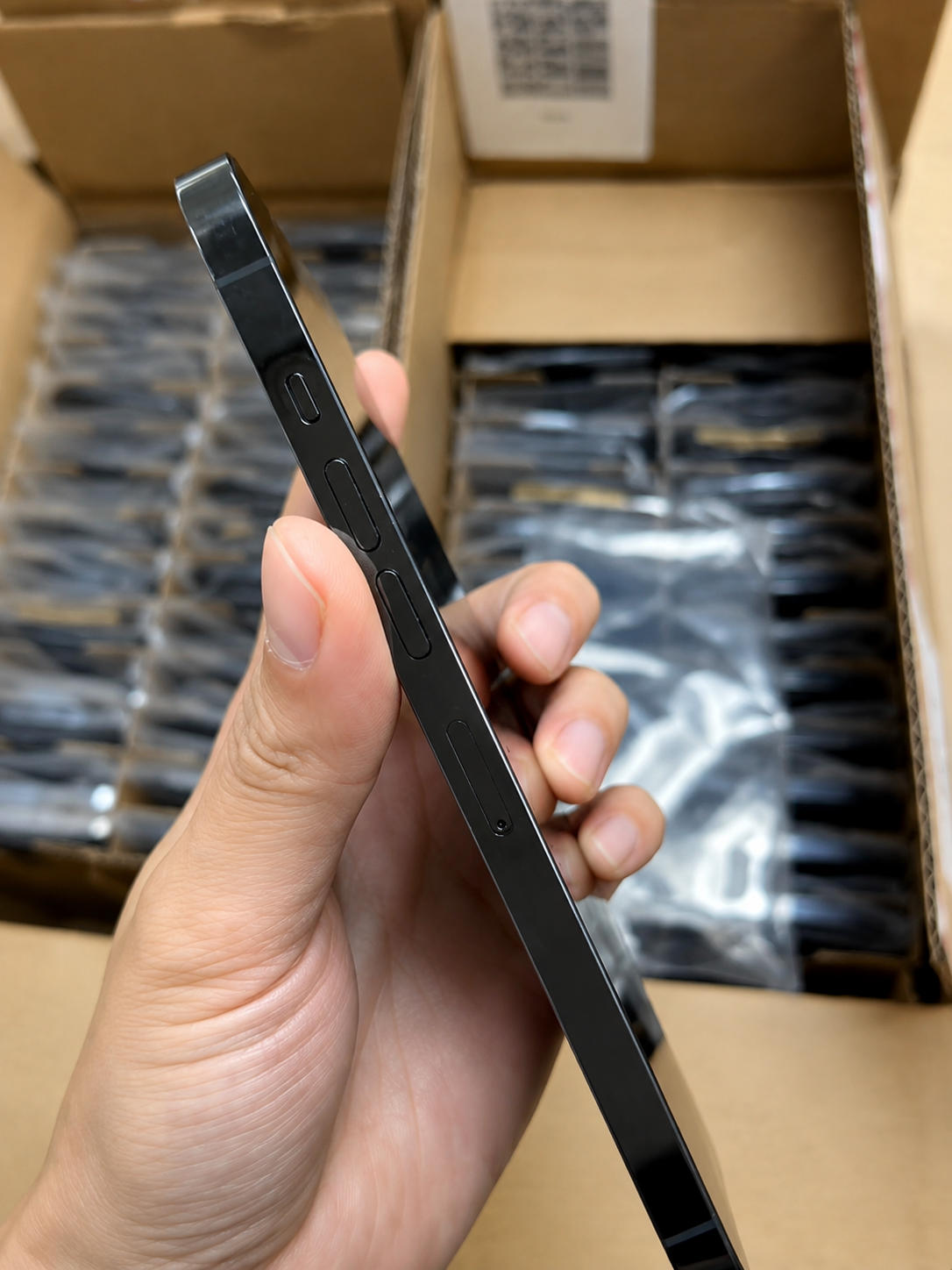 Calendar and iPhone Activation Lock guide publication details for HQB used-device buyers.