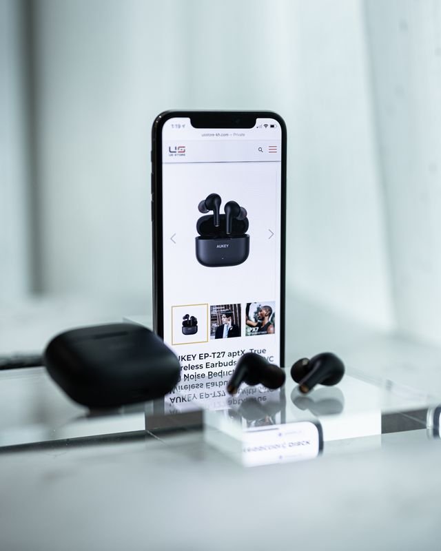 B2B buyer reviewing iPhone 13 Pro wholesale order details